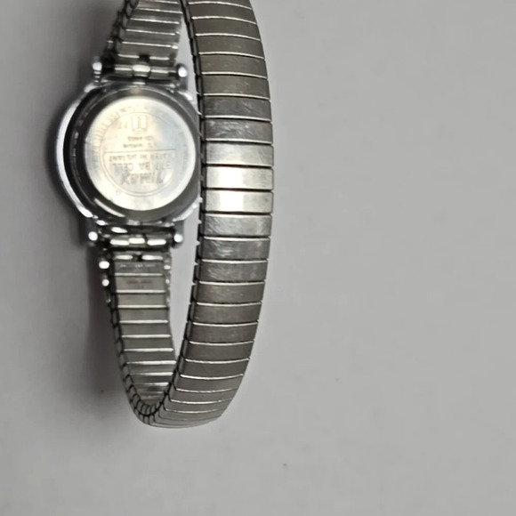 Womens Vintage Timex 22mm Watch Silver Tone Round Stretch Band New Battery - Picture 9 of 12
